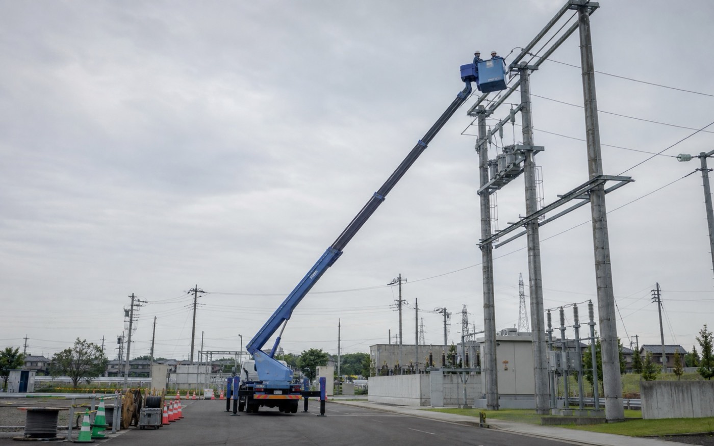 高所作業車を使った屋外の電気設備工事